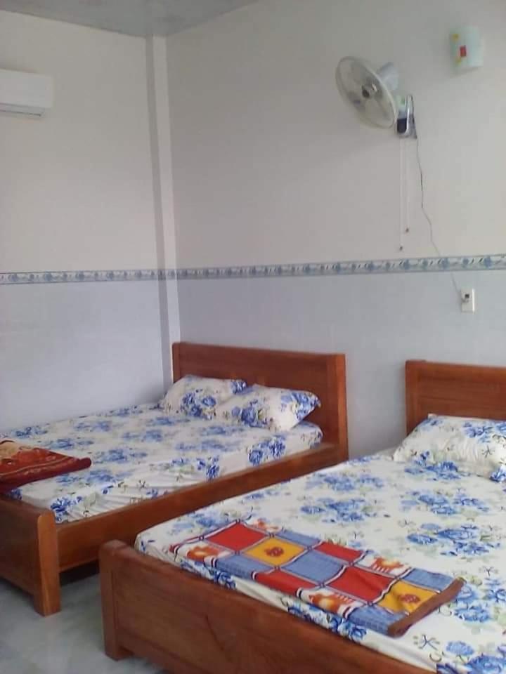 Hotel Nhà Nghỉ NgọC PhuọNg Hon Son Lai Son Habitación foto
